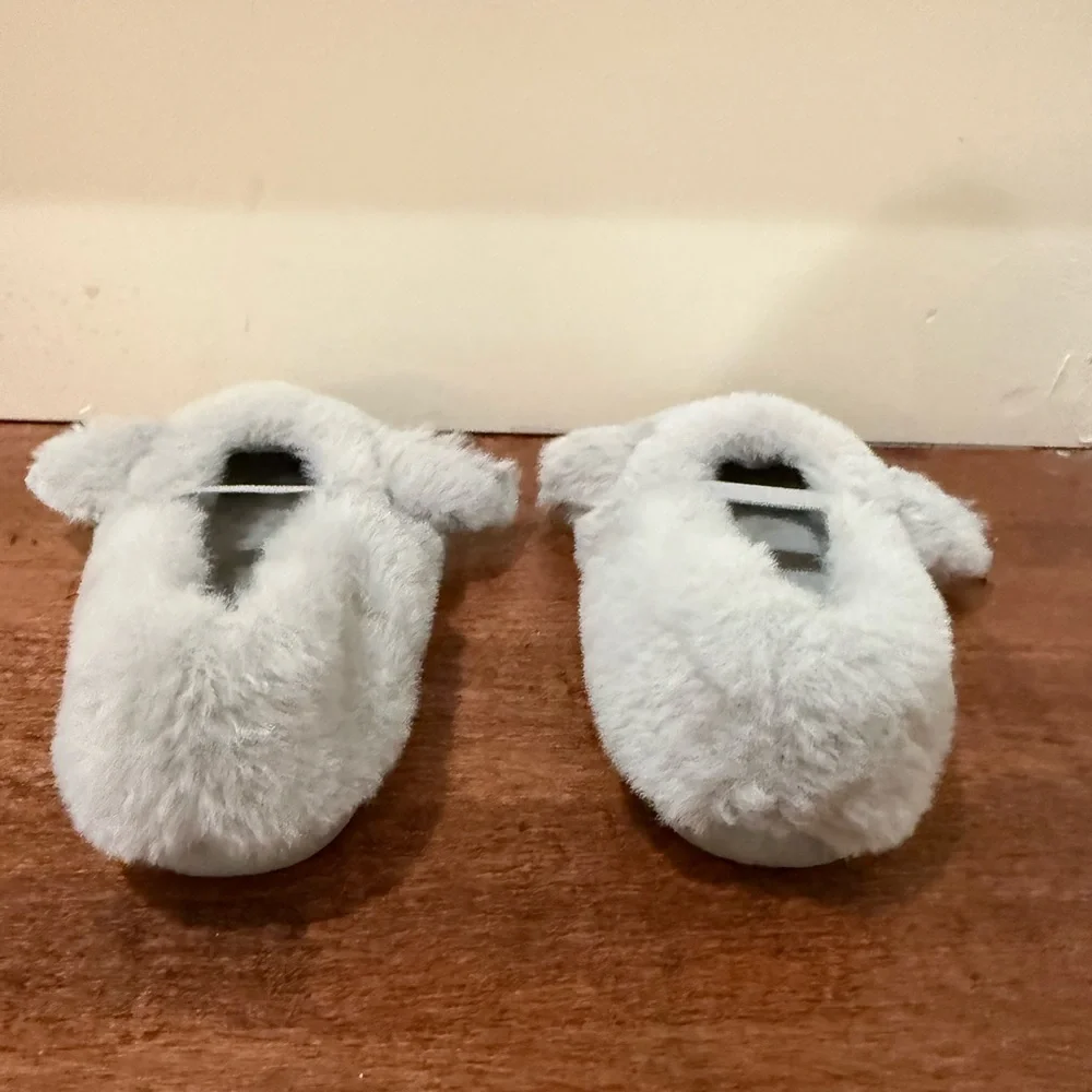 Like new Size 8 (24) Victoria Gray Fuzzy bunny Slippers